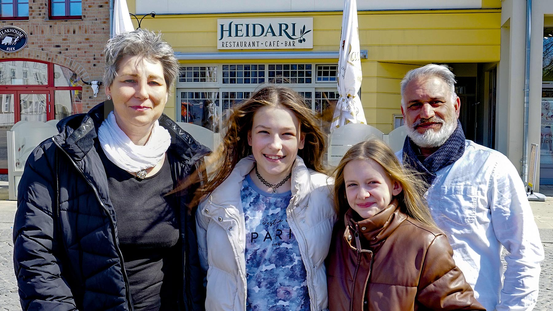 Kati und Kazem Heidari mit Enkelin Greta und ihrer Freundin Alina